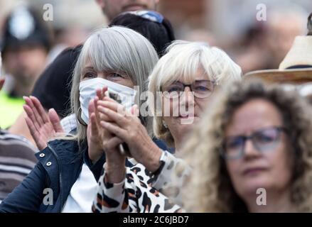 Ditchling, East Sussex, Royaume-Uni. 10 juillet 2020. Les habitants du petit village de Ditchling se réunissent pour dire un adieu émotionnel à Dame Vera Lynn, qui est décédée le mois dernier à l'âge de 103 ans. La cortège s'est brièvement arrêtée au centre du village où elle a vécu près de 50 ans. Twp Spitfires a pris l'avion pour saluer la femme connue de millions comme étant la WW2 Forces Sweetheart. Le cortège s'est ensuite rendu à Brighton pour un service familial privé. Crédit : Alan Fraser/Alay Live News Banque D'Images