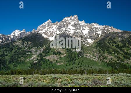 Belles montagnes de hte Tetons dans le parc national de Grand Teton, Wyoming, près de Jackson Hole. Journée ensoleillée et claire avec ciel bleu Banque D'Images