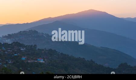 cadre ensoleillé sur les montagnes de la ville de Mindat dans l'État de Chin, Myanmar Banque D'Images