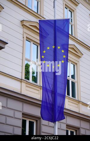 Drapeau européen devant le ministère de la Justice à Düsseldorf. Banque D'Images