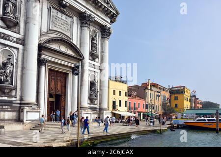 VENISE, ITALIE - 21 SEPTEMBRE 2014 : église Chiesa dei Gesuati et front de mer vénitien, le matin. Les touristes du monde entier apprécient la ville historique Banque D'Images