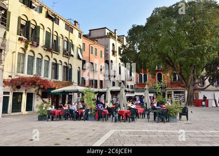 VENISE, ITALIE - 21 SEPTEMBRE 2014 : les gens visitent le café de rue sur la place à Venise le soir. C'est le café vénitien typique Banque D'Images