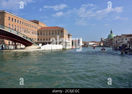 VENISE, ITALIE - 21 SEPTEMBRE 2014 : vue sur le Grand Canal à Venise depuis le pont de la Constitution le matin. Le Grand Canal est le plus grand canal Banque D'Images