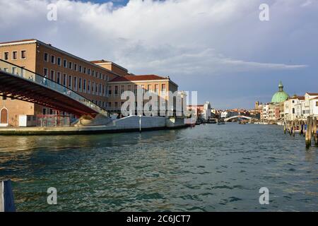 VENISE, ITALIE - 22 SEPTEMBRE 2014 : vue sur le Grand Canal à Venise depuis le pont de la Constitution au coucher du soleil. Le Grand Canal est le plus grand CA Banque D'Images