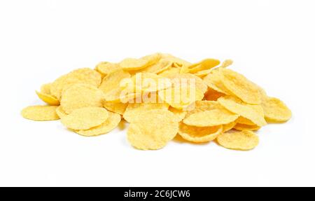 Pile de cornflakes jaunes isolée sur fond blanc. De délicieuses céréales sèches Banque D'Images