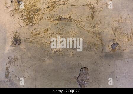 Grafter les murs plâtrés avec des fissures. Stuc sale et abîmé sur le mur de l'ancien bâtiment. Concept rétro. Texture abstraite ou arrière-plan Banque D'Images