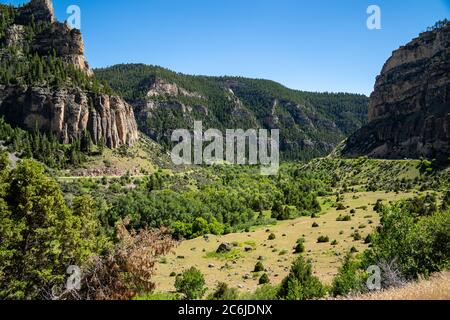 Le canyon de Tensleep, coloré et luxuriant, le long de la route panoramique Cloud Peak (US Highway 16) dans la forêt nationale de Bighorn du Wyoming en été Banque D'Images