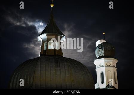 Pleine lune sur l'église de la Sainte Croix (Seekirchl Heilig Kreuz), Seefeld, Autriche. Banque D'Images