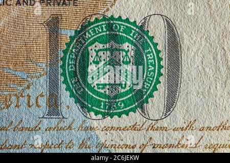 Un sceau vert sur un billet de 100 dollars US (série 2009 A) représentant le ministère des Finances américain. Banque D'Images