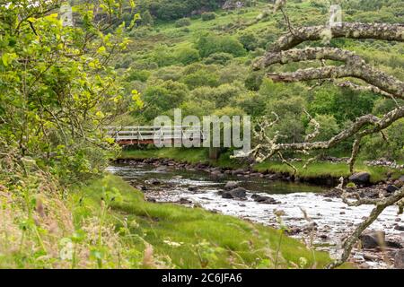 CHÂTEAU VARRICH TONGUE SUTHERLAND ÉCOSSE LE PONT EN BOIS AU-DESSUS DE LA RIVIÈRE EN ROUTE VERS LE CHÂTEAU Banque D'Images