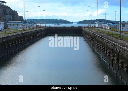 L'entrée de l'ecluse de Gatún sur le Canal de Panama avec la piscine en arrière-plan Banque D'Images