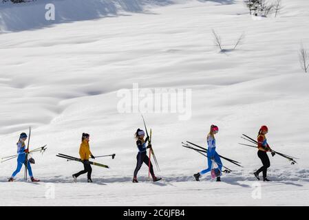 Les concurrents aux Championnats du monde de ski nordique 2019 de FIS à Seefeld, en Autriche, se trouvent à pied jusqu'au parcours de ski. Banque D'Images