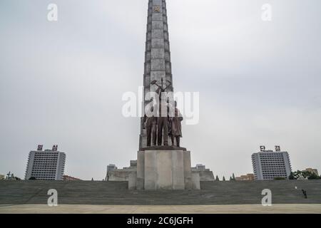 La Tour de la Juche (Tour de l'idée de la Juche) est un monument nommé d'après l'idéologie de la Juche introduite par Kim il-Sung à Pyongyang, en Corée du Nord Banque D'Images