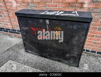 Poole, Royaume-Uni. 10 juillet 2020. Les graffitis anti-5G sont pulvérisés sur de nombreuses boîtes de jonction de téléphone et de communication à Poole, au Royaume-Uni, car il y a une opinion publique négative sur la technologie. Credit: Thomas Faull/Alay Live News Banque D'Images