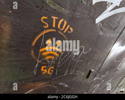 Poole, Royaume-Uni. 10 juillet 2020. Les graffitis anti-5G sont pulvérisés sur de nombreuses boîtes de jonction de téléphone et de communication à Poole, au Royaume-Uni, car il y a une opinion publique négative sur la technologie. Credit: Thomas Faull/Alay Live News Banque D'Images