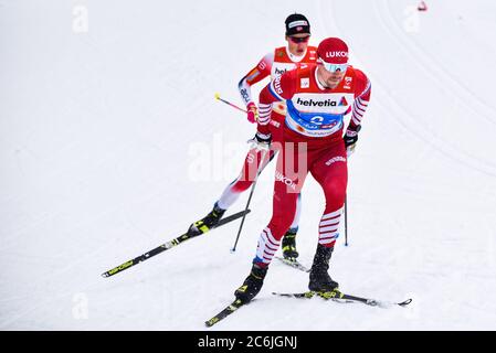 Sergueï Ustiugov (front) de Russie et Johannes Hoesflot Klaebo de Norvège participent aux Championnats du monde nordique 2019 de la FIS, à Seefeld, en Autriche. Banque D'Images