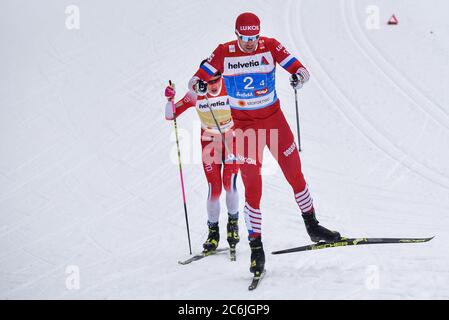 Sergueï Ustiugov (front) de Russie et Johannes Hoesflot Klaebo de Norvège participent aux Championnats du monde nordique 2019 de la FIS, à Seefeld, en Autriche. Banque D'Images