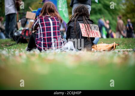 Düsseldorf, Allemagne. 10 juillet 2020. Une affiche indique « Stop Coal Now ». La marche de protestation d'une alliance de protection du climat à l'échelle de l'État contre la loi d'élimination du charbon avec des militants du Rhin du Nord et du Westphalie du vendredi pour l'avenir et diverses organisations de protection de l'environnement à Düsseldorf. Du point de vue des organisations, l'élimination du charbon annoncée pour 2038 arrive trop tard. La marche de protestation commence au parc IHZ près de la gare principale et se déplace au siège du parti d'État du SPD et de la CDU avec un rassemblement final au Parlement de l'État. Crédit : Fabian Strauch/dpa/Alay Live News Banque D'Images