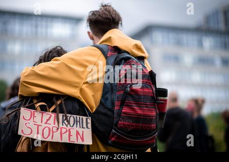 Düsseldorf, Allemagne. 10 juillet 2020. Une affiche indique « Stop Coal Now ». La marche de protestation d'une alliance de protection du climat à l'échelle de l'État contre la loi d'élimination du charbon avec des militants du Rhin du Nord et du Westphalie du vendredi pour l'avenir et diverses organisations de protection de l'environnement à Düsseldorf. Du point de vue des organisations, l'élimination du charbon annoncée pour 2038 arrive trop tard. La marche de protestation commence au parc IHZ près de la gare principale et se déplace au siège du parti d'État du SPD et de la CDU avec un rassemblement final au Parlement de l'État. Crédit : Fabian Strauch/dpa/Alay Live News Banque D'Images