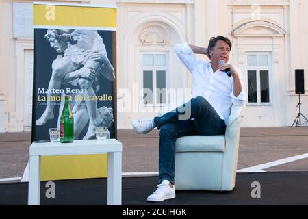 Caserta, Italie. 09e juillet 2020. Le chef de 'Italia Viva' Matteo Renzi arrive à Caserta pour soutenir le candidat Nicola Caputo aux prochaines élections régionales. Il parle également de son dernier livre 'la mossa del cavallo'. Sur la photo: Matteo Renzi (photo de Gennaro Buco/Pacific Press/Sipa USA) crédit: SIPA USA/Alay Live News Banque D'Images