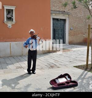 VENISE, ITALIE - 21 SEPTEMBRE 2014 : un musicien non identifié se produit dans la rue de Venise. C'est l'un des populaires pour les spectacles en plein air à Venece, Banque D'Images