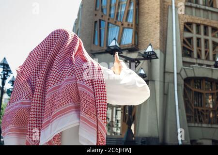 Riche portrait d'homme arabe lors de l'achat de biens immobiliers, hôtel en ville. Ethnicité, culture, inclusion, diversité. Homme d'affaires confiant dans les vêtements traditionnels faisant une affaire réussie. Finances, économie. Banque D'Images