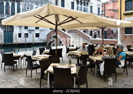 VENISE, ITALIE - 21 SEPTEMBRE 2014 : les gens visitent le café de la rue à Venise le matin. C'est le café vénitien typique Banque D'Images