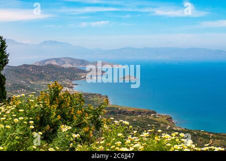 Belle vue sur la baie de Mirabello. Près de Sitia et Agios Nikolaos. Paysage avec la mer turquoise, montagnes et de la nature. Banque D'Images