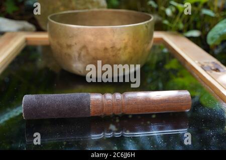 Bol de singin tibétain à l'extérieur dans la nature Banque D'Images