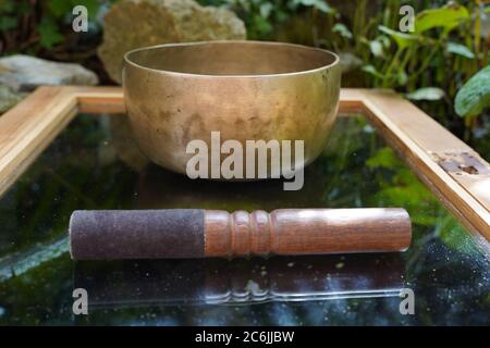 Bol de singin tibétain à l'extérieur dans la nature Banque D'Images