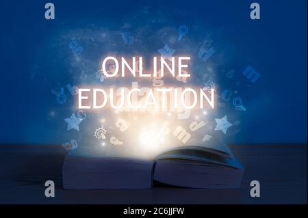 Concept d'éducation en ligne. Lumière venant de livre ouvert. Livre ouvert avec inscription en ligne. Banque D'Images