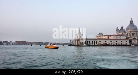 Vue depuis le Grand Canal sur le bâtiment Dogana da Mar ou Dogana di Mare où le Grand Canal rejoint le canal Giudecca à Venise, en Italie. Banque D'Images