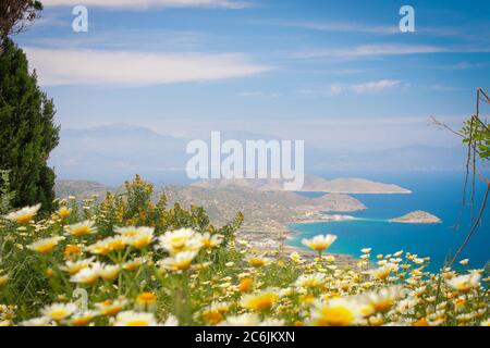 Belle vue sur la baie de Mirabello. Près de Sitia et Agios Nikolaos. Paysage avec la mer turquoise, montagnes et de la nature. Banque D'Images