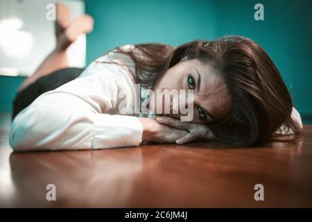 Concept de bureau. Femme d'affaires endormie couchée sur une table de bureau. Fatiguée ou épuisée, une jolie femme se reposant sur le lieu de travail, se sentant stressée Banque D'Images