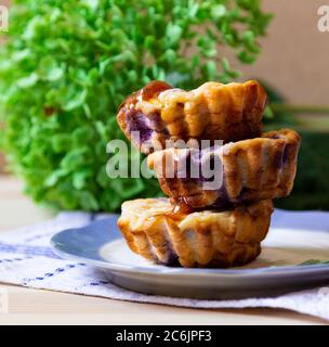Pile de muffins faits maison au fromage cottage avec myrtilles et miel Banque D'Images