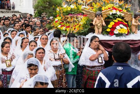 Guatemala, Département de Solola, San Pedro la Laguna, les femmes portent l'image de la Vierge dans la procession catholique de la Vierge de Carmen. Banque D'Images