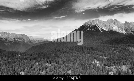 Lac alpin en été entouré par une belle forêt, vue aérienne en hauteur. Banque D'Images