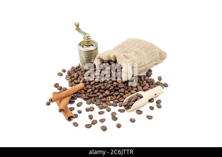 Sac de café avec des haricots, broyeur et cannelle. Sac de café isolé sur fond blanc. Café en grains isolés. Banque D'Images