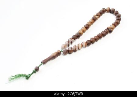 Perles de prière musulmanes sur fond blanc. Rosary en gros plan isolé Banque D'Images