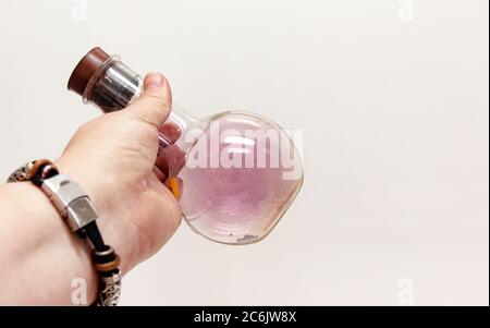 Gaz violet provenant de l'iode solide dans un laboratoire. Banque D'Images