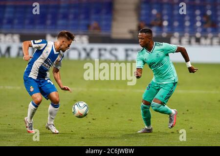 BARCELONE, ESPAGNE - JUIN 28: Vinicius Júnior du Real Madrid en action avec Oscar Melendo du RCD Espanyollors du match de la Ligue entre le RCD Espanyol et Banque D'Images