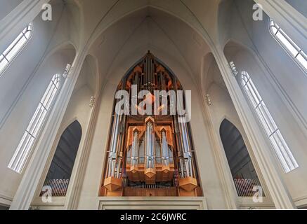 Hallgrímskirkja est une église paroissiale luthérienne de Reykjavík, en Islande. À 73 mètres (244 pieds), c'est la plus grande église d'Islande et la sixième plus grande structure architecturale d'Islande. L'église abrite un grand orgue de la construction allemande d'orgue Johannes Klais de Bonn. L'église porte le nom du poète et du religieux islandais Hallgrímur Pétursson (1614 à 1674), auteur des hymnes de la passion. Il a été conçu pour ressembler aux coulées de lave de basalte du paysage islandais et abrite un orgue massif conçu par le constructeur allemand d'orgue Johannes Klais de Bonn. Banque D'Images