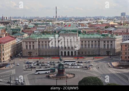 ST. PETERSBURG, RUSSIE - 091, 2018 : palais Mariinsky avec un grand nombre de bus en face. Palais impérial de néoclassique sur la place St Isaac. Banque D'Images