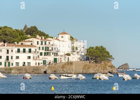 Cadaques, Espagne : 07 JUILLET 2020 : Bateaux sur la plage et maisons du village de Cadaques, Espagne en été le 07 juillet 2020. Banque D'Images