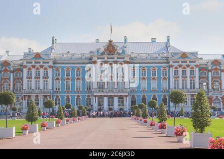 ST. PETERSBURG, RUSSIE - 091, 2018 : palais de Catherine avec les gens réunis à l'avant. Banque D'Images