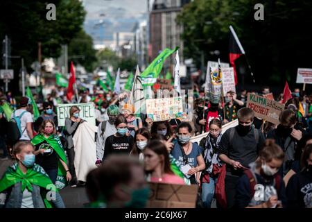 Düsseldorf, Allemagne. 10 juillet 2020. La marche de protestation d'une alliance de protection du climat à l'échelle de l'État contre la loi d'élimination du charbon avec des militants du Rhin du Nord et du Westphalie du vendredi pour l'avenir et diverses organisations de protection de l'environnement à Düsseldorf. Du point de vue des organisations, l'élimination du charbon annoncée pour 2038 arrive trop tard. La marche de protestation commence au parc IHZ près de la gare principale et se déplace au siège du parti d'État du SPD et de la CDU avec un rassemblement final au Parlement de l'État. Crédit : Fabian Strauch/dpa/Alay Live News Banque D'Images