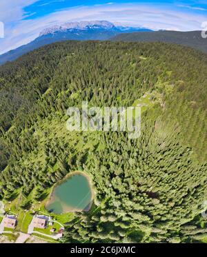 Lac alpin en été entouré par une belle forêt, vue aérienne en hauteur. Banque D'Images