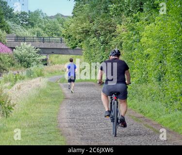 Glasgow, Écosse, Royaume-Uni 10 juillet, 2020: Météo Royaume-Uni: Ensoleillé sur le Forth et clyde canal a vu les gens continuer à l'utiliser pour faire de l'exercice et socialiser pendant la fermeture. Crédit : Gerard Ferry/Alay Live News Banque D'Images