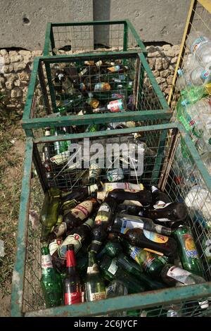 Utilisé jeter les bouteilles en verre dans les poubelles ou les poubelles. Concept de recyclage des déchets. Août 2018, Odessa, Ukraine Banque D'Images