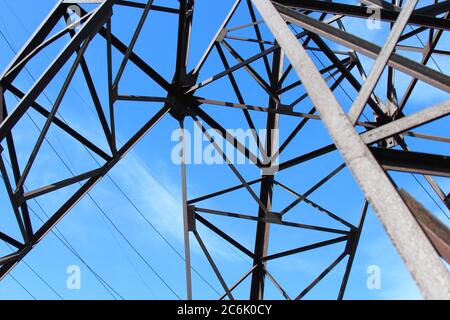 tour haute tension contre le ciel bleu, vue de dessous Banque D'Images